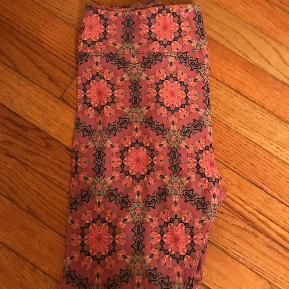Gorgeous Lularoe Tc leggings - Picture 1 of 2